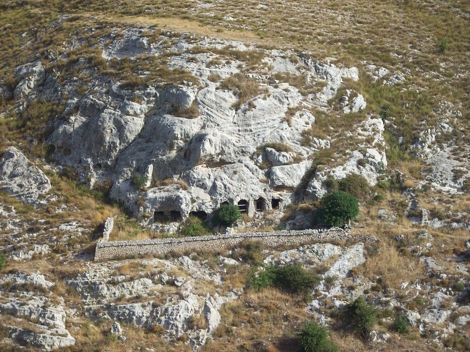 1280px-chiesa_rupestre_di_s._pietro