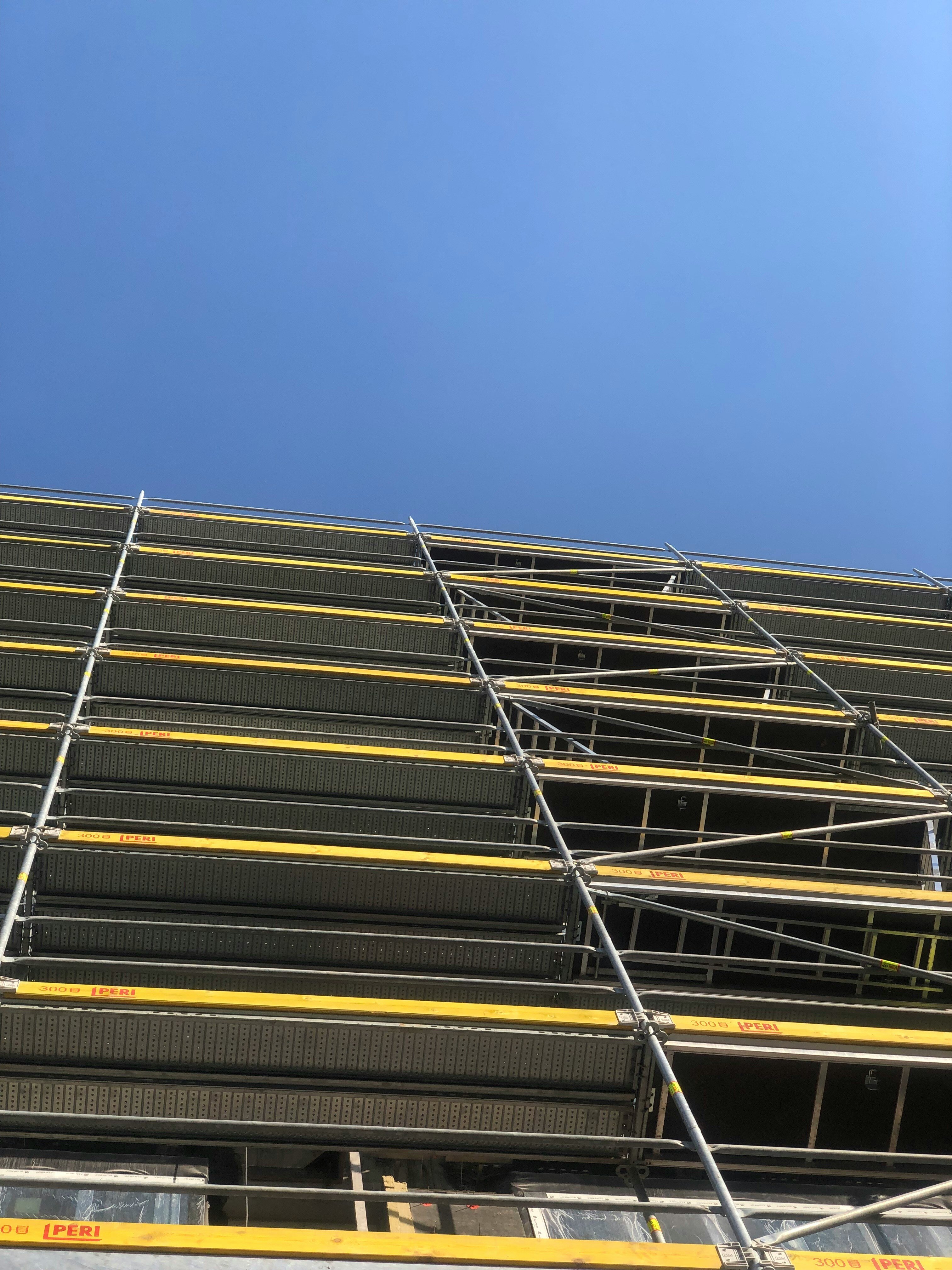 Lavori straordinari in condominio: la polizza che hai non copre il cantiere