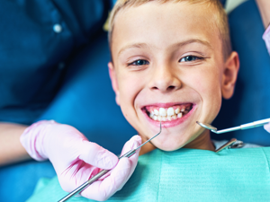 bambino sorridente dal dentista a parma