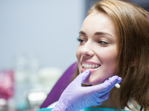 La paziente seduta nel nostro studio dentistico a Parma mostra un sorriso sano
