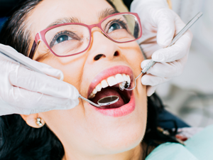 La paziente è seduta con la bocca aperta per un controllo dal dentista a Parma