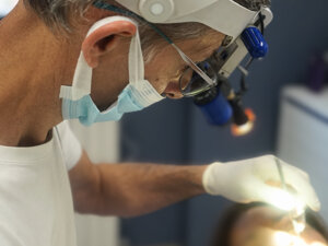 odontoiatra a lavoro nel suo studio dentistico a parma