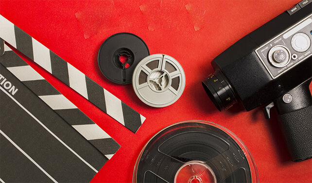 apparecchiature-cinematografiche-piatte-sul-tavolo copia.jpeg