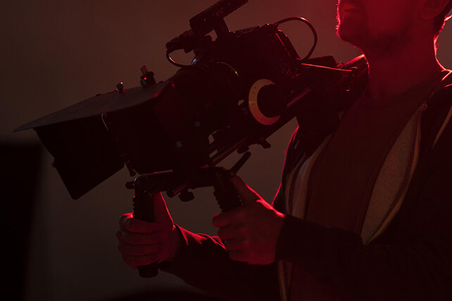uomo-che-filma-con-una-telecamera-professionale copia.jpeg