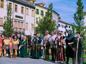 este