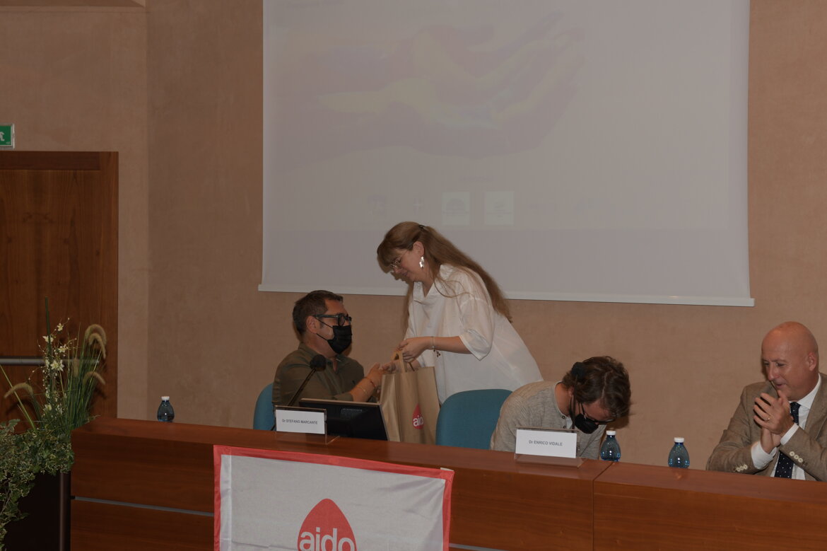 consegna degli omaggi agli ospiti consegna degli omaggi agli ospiti