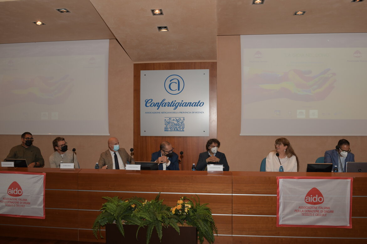 modera Paola Beggio Presidente Provinciale Vicenza modera Paola Beggio Presidente Provinciale Vicenza