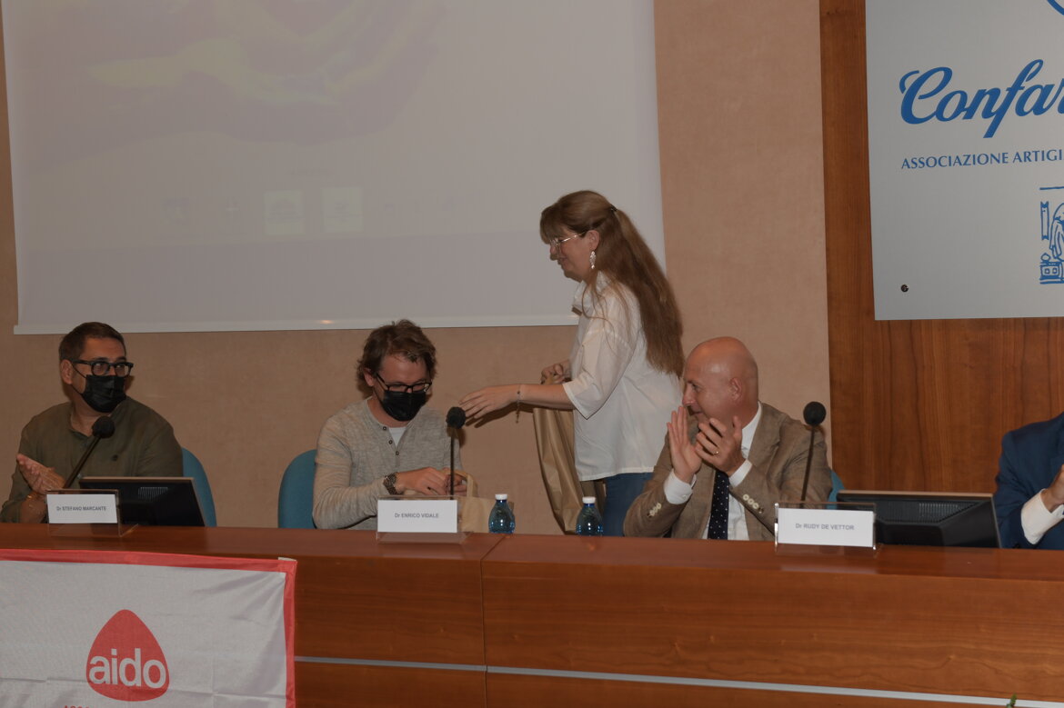 consegna degli omaggi agli ospiti consegna degli omaggi agli ospiti