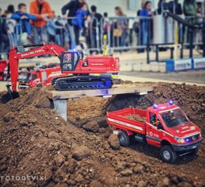 escavatore%20dei%20vigili%20del%20fuoco%20in%20azione escavatore%20dei%20vigili%20del%20fuoco%20in%20azione