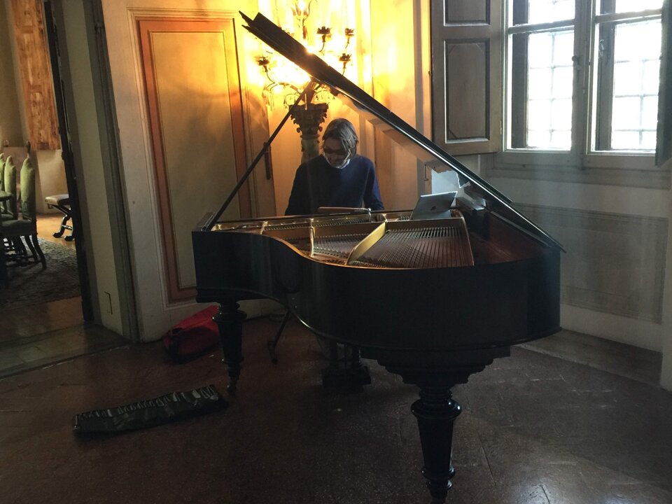 8c8b370f-5c9c-46eb-8493-68875ae7f93b