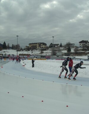 Gara di pattinaggio velocità sull'anello di 400 metri