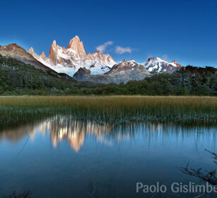 massiccio del Fitz Roy riflesso nella laguna Capri PN Los Glaciares, Argentina