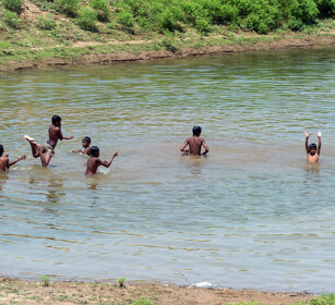 bambini nel fiume Kabini, boys in the Kabini river Karnataka
