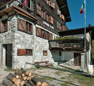 Rifugio Rey, alta val Susa, Piemonte the Rey hut, high Susa valley, Piedmont