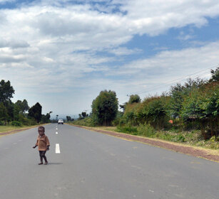 bambino per strada, a baby on the road