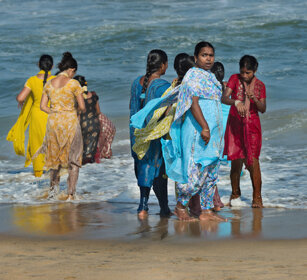 donne sul bagnasciuga, women on the shoreline Chennai, Tamil Nadu