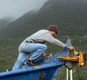 lavori in barca, works on the boat Hout Bay
