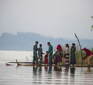 Andando a scuola, going school lago Tana, lake Tana