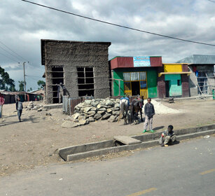 per la strada, on the road