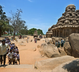 scolaresche, pupils Pach Rathas, Mamallapuram, Tamil Nadu