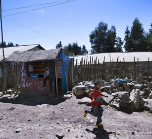 per la strada, on the road Gondar