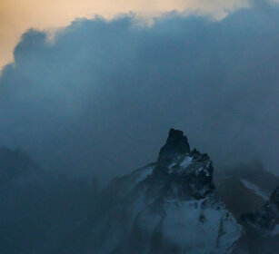 massiccio del Paine nella nebbia PN Torres del Paine, Cile