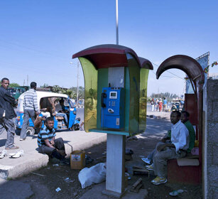 per la strada, on the road Bahir Dar