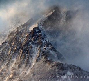 massiccio del Paine nella nebbia PN Torres del Paine, Cile