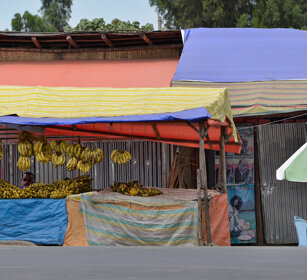 per la strada, on the road