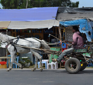 per la strada, on the road