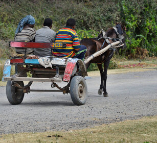 per la strada, on the road