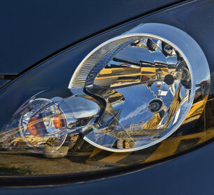 riflessi nel faro di un'automobile reflections in a car's headlight