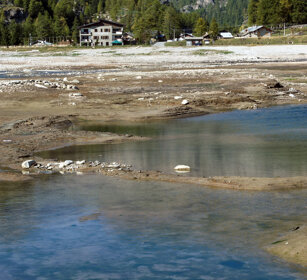 lago di Ceresole Reale (To) e rifugio Mila lake of Ceresole Reale and the Mila refuge. Piemonte, Piedmont