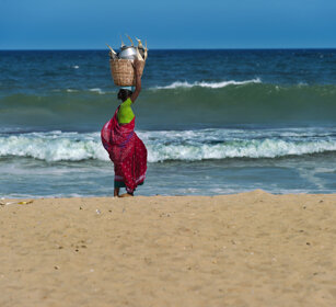 donna sul bagnasciuga, woman on the shoreline Chennai, Tamil Nadu