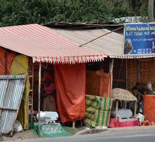 per la strada, on the road