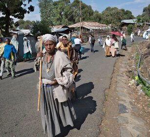 per la strada, on the road, Debre Libanos