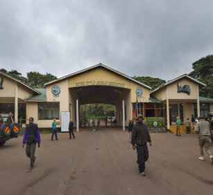 entrata al cratere di Ngorongoro the entrance to the Ngorongoro crater