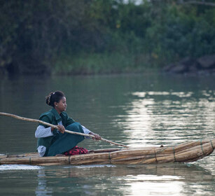 Andando a scuola, going school lago Tana, lake Tana