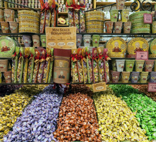 negozio di dolciumi a Aigues Mortes, Francia sweet shop at Aigues Mortes, France