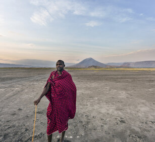 Masai, Maasai, lago Natron, lake Natron sullo sfondo l'Oldonyo Lengai, monte sacro al popolo Masai