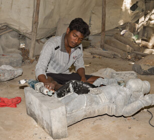 lavorazione della pietra, stone worker Mamallapuram, Tamil Nadu