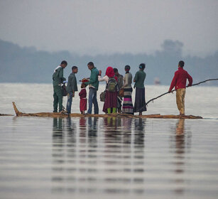 Andando a scuola, going school lago Tana, lake Tana