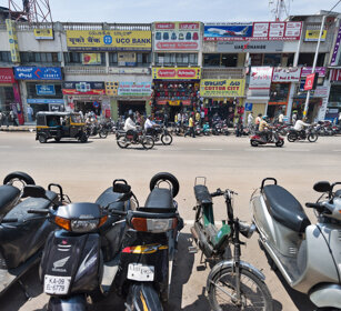 per la strada, on the road Mysore, Karnataka