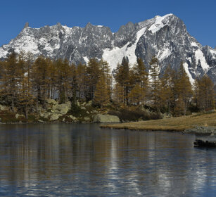 lago d'Arpy e massiccio del m. Bianco lake Arpy and the massif of Mont Blanc
