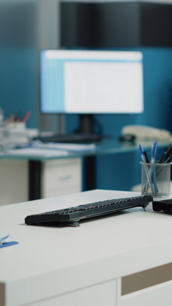 nessuno-nell-ufficio-del-medico-con-attrezzature-e-strumenti-medici-armadio-vuoto-con-computer-strumenti-sanitari-documenti-di-controllo-e-documenti-sulla-scrivania-ufficio-per-la-consultazione-presso-la-strutt (1).jpeg