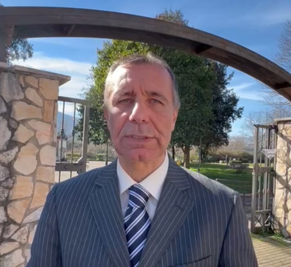 Non lasciare indietro nessuno nella difficolt&agrave; e nel dolore.