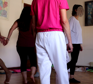 Alcuni momenti degli incontri La pratica della camminata consapevole