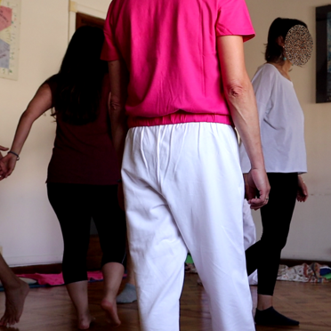 Alcuni momenti degli incontri La pratica della camminata consapevole