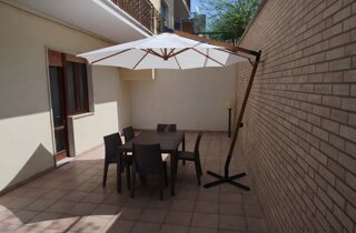 Angolo relax della terrazza di Due Orizzonti, ambiente luminoso e tranquillo.