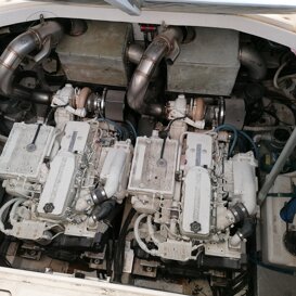 RISER REVOLVER 44 Riser inox su motori Cummins 550HP RISER REVOLVER 44 Riser inox su motori Cummins 550HP